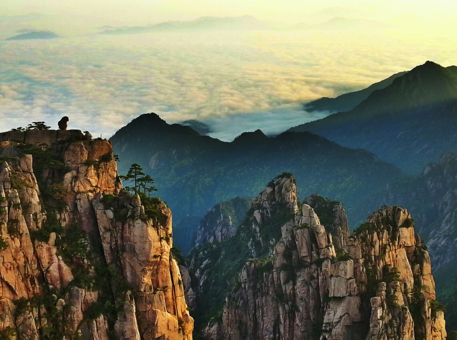 the-Monkey-Watching-the-Sea-viewpoint-Huangshan